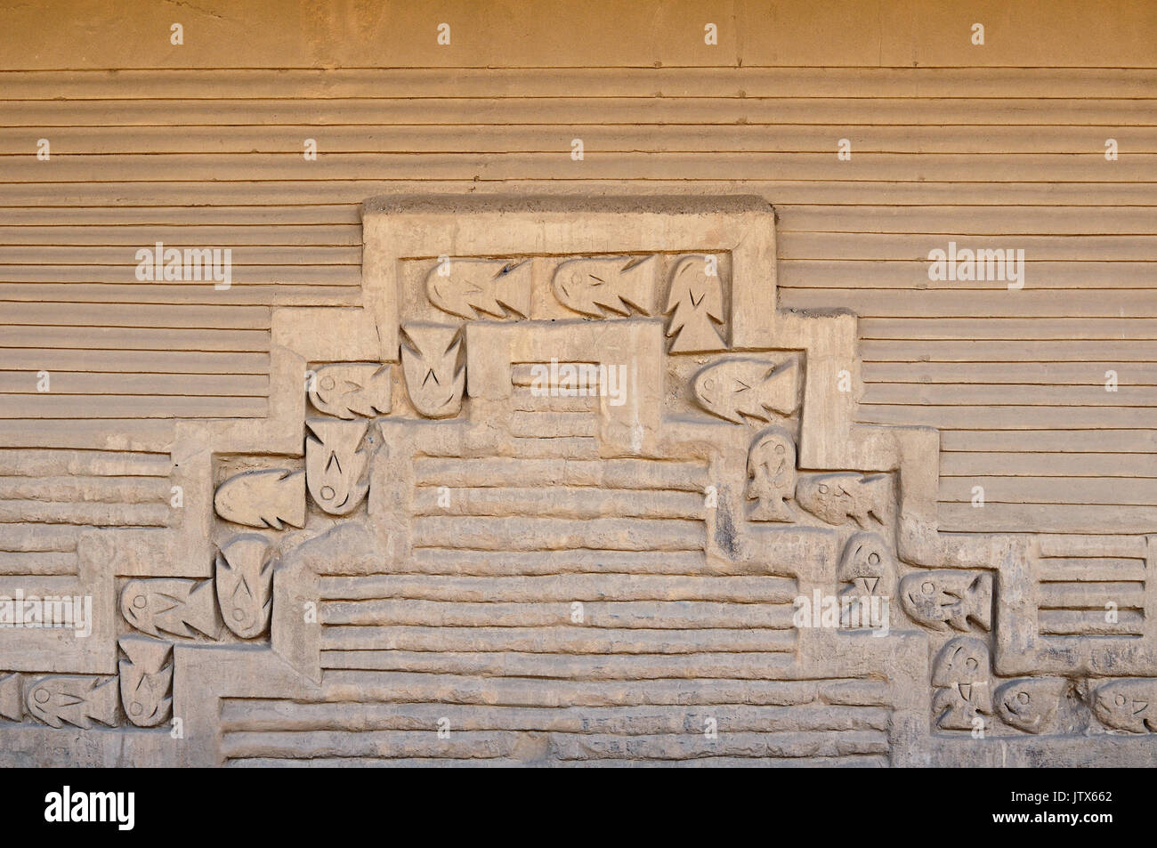 Südamerika, Peru, Chan Chan ist die größte präkolumbianische Stadt in Nord-, Mittel- und Südamerika und der größte adobe Stadt der Welt. Fragment der Ornamente der Stockfoto