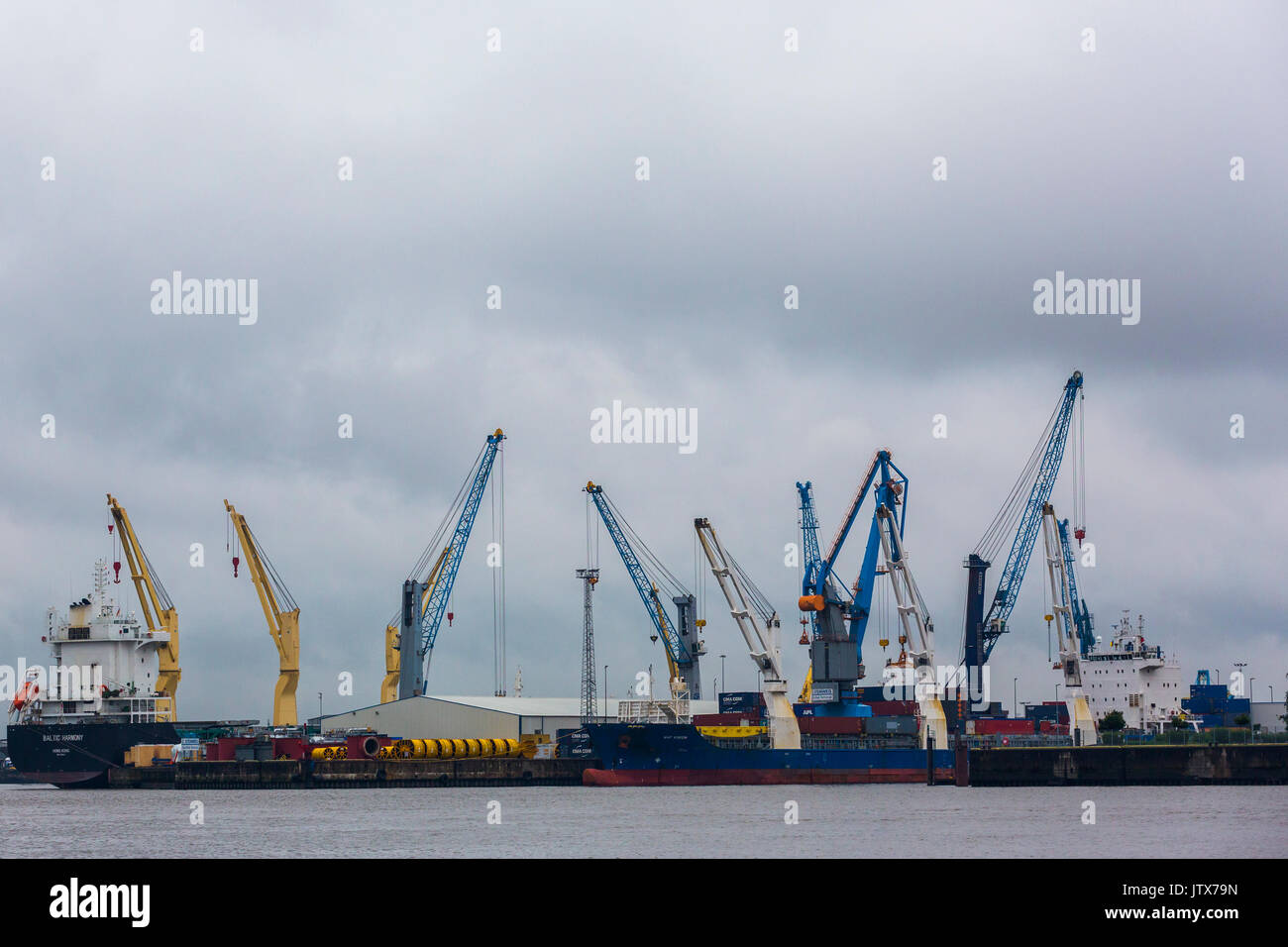 Krane und Boote, Schiffe im Cargo port in Hamburg, Deutschland Stockfoto