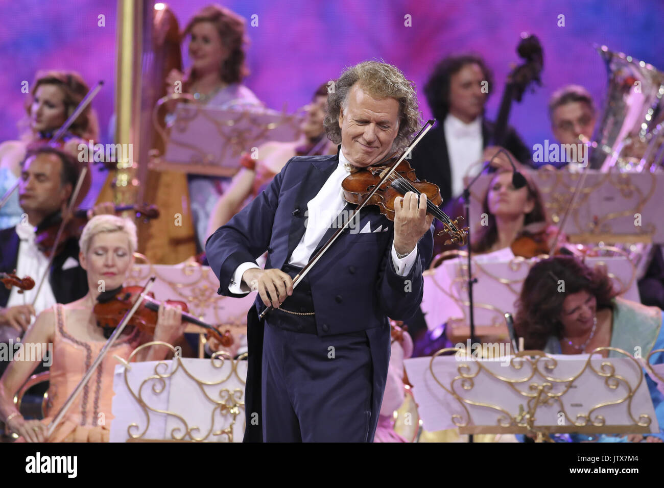 David Hasselhoff verbindet Andre Rieu live auf der Bühne von Vrifthof Square, in Maastricht, als Teil seines 30-jährigen Bestehens mit dem Johann Strauss Orchester mit: Andre Rieu Wo: Maastricht, Niederlande Wann: 09 Aug 2017 Quelle: WENN.com ** Nur für die Veröffentlichung in Großbritannien, den USA, Deutschland, Österreich, Schweiz ** verfügbar Stockfoto