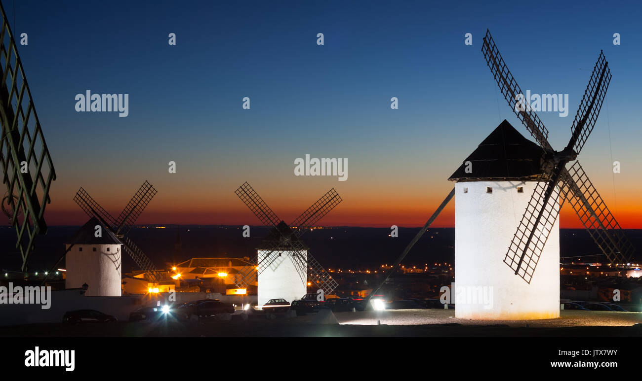 Gruppe von retro Windmühlen im Alcázar de San Juan im Sonnenuntergang. La Mancha, Spanien Stockfoto