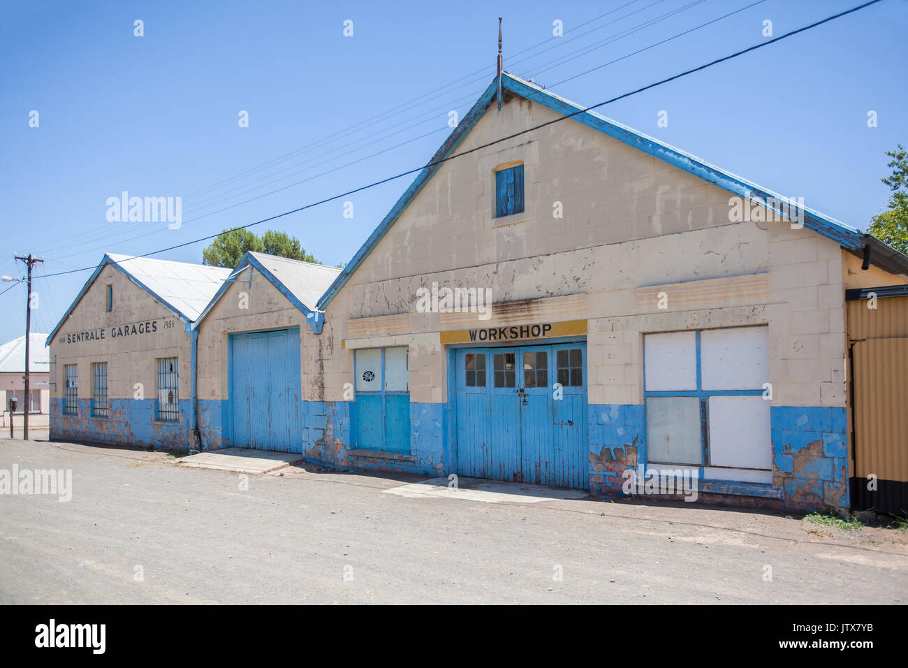 Eingesperrt in der Garage und Werkstatt aus einer vergangenen Zeit vernachlässigt in der kleinen verschlafenen Stadt Hofmeyr, benannt nach einem prominenten Südafrikanischen Abbildung Jan Hendri Stockfoto