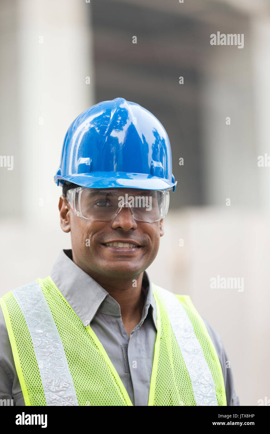 Porträt einer männlichen Indischen Wirtschaftsingenieur oder Erbauer bei der Arbeit. Stockfoto