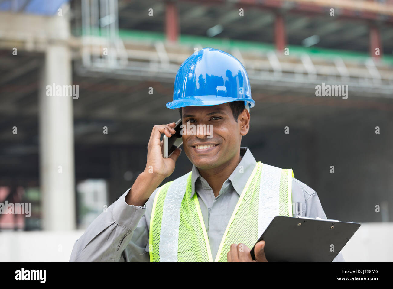 Porträt einer männlichen Indischen Builder oder Wirtschaftsingenieur mit Telefon. Stockfoto