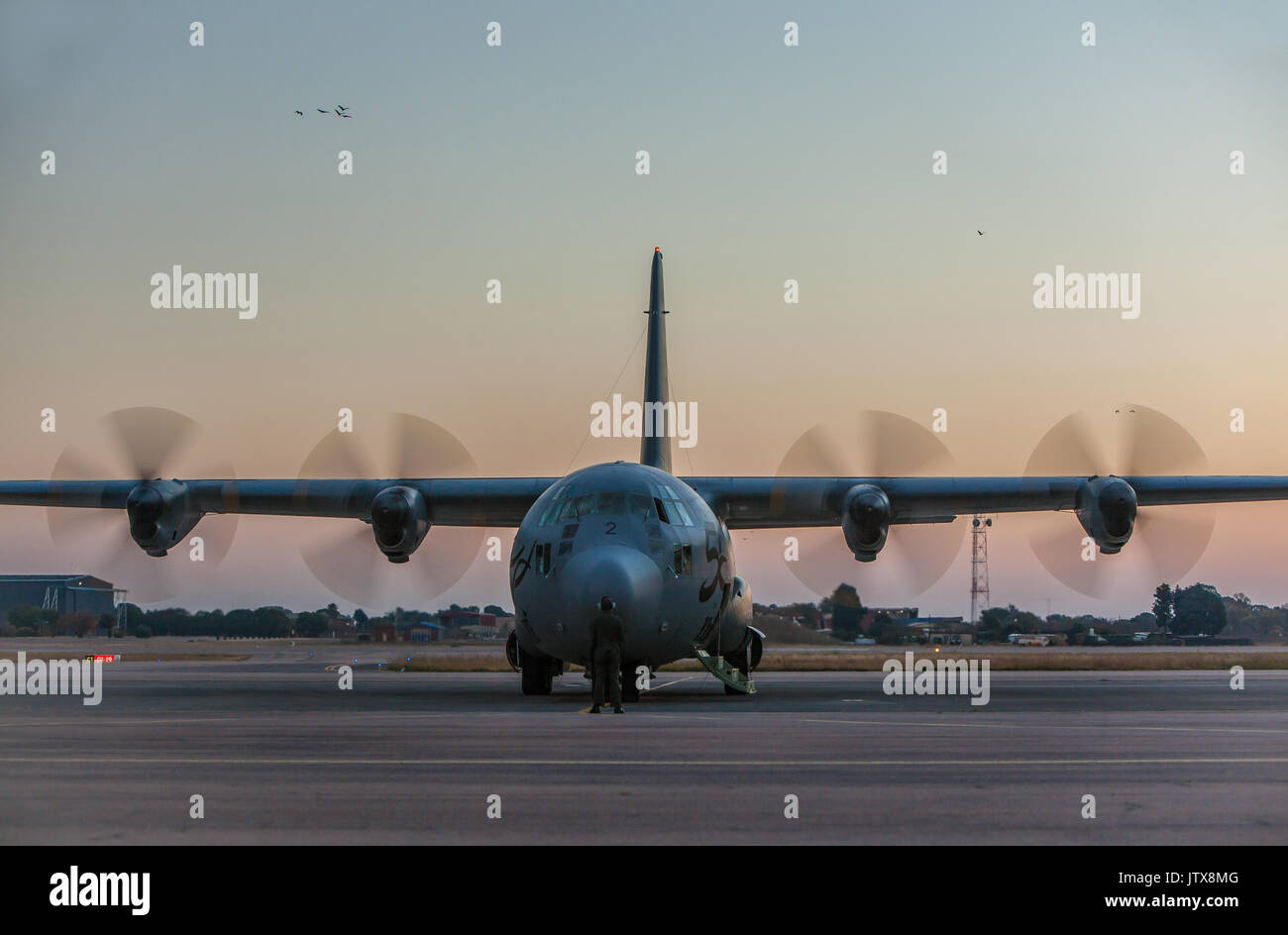 A South African Air Force C-130 Hercules Transportflugzeug, im Service seit mehr als 50 Jahren, kehrt nach einem frühen Abend Flug mit Ger zur Basisstation Stockfoto