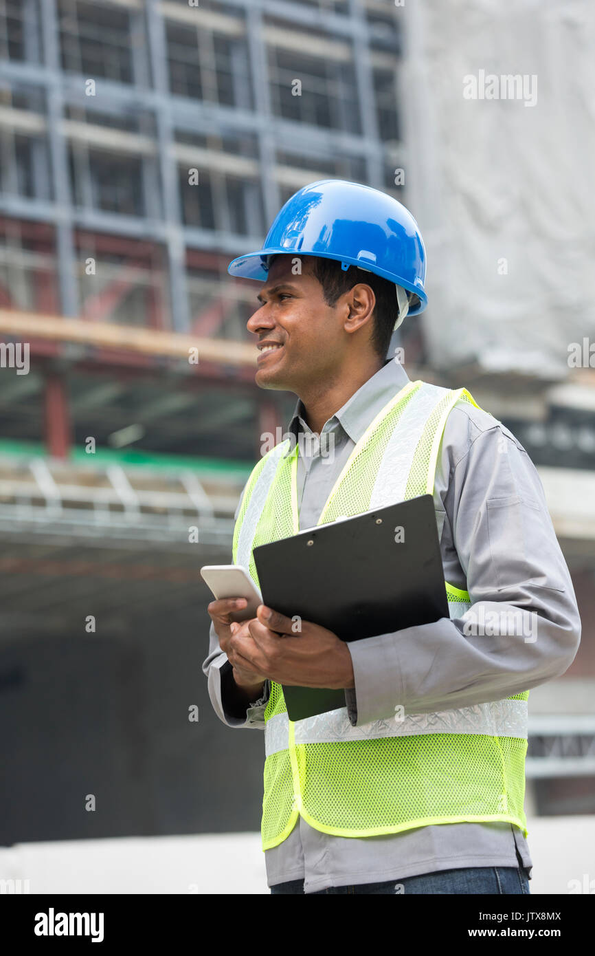 Porträt einer männlichen Indischen Builder oder Wirtschaftsingenieur mit Telefon. Stockfoto