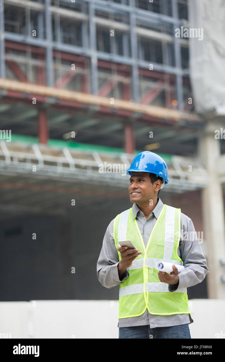 Porträt einer männlichen Indischen Wirtschaftsingenieur oder Erbauer bei der Arbeit. Stockfoto