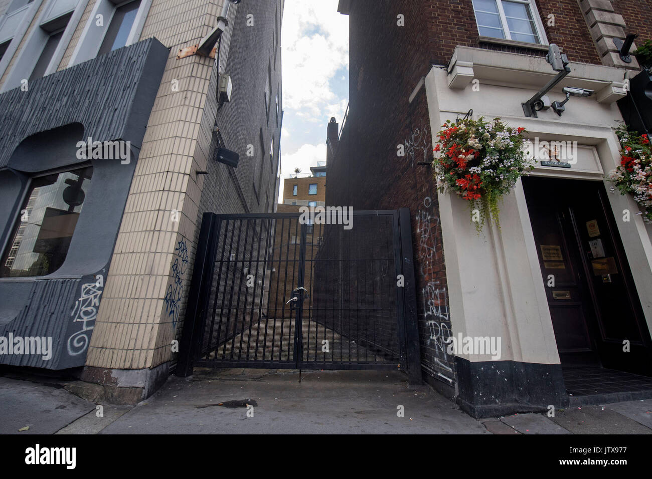 Der 3-Meter Abstand zwischen zwei Gebäuden auf der Euston Road in London, wo ein Haus wird gebaut werden. Stockfoto