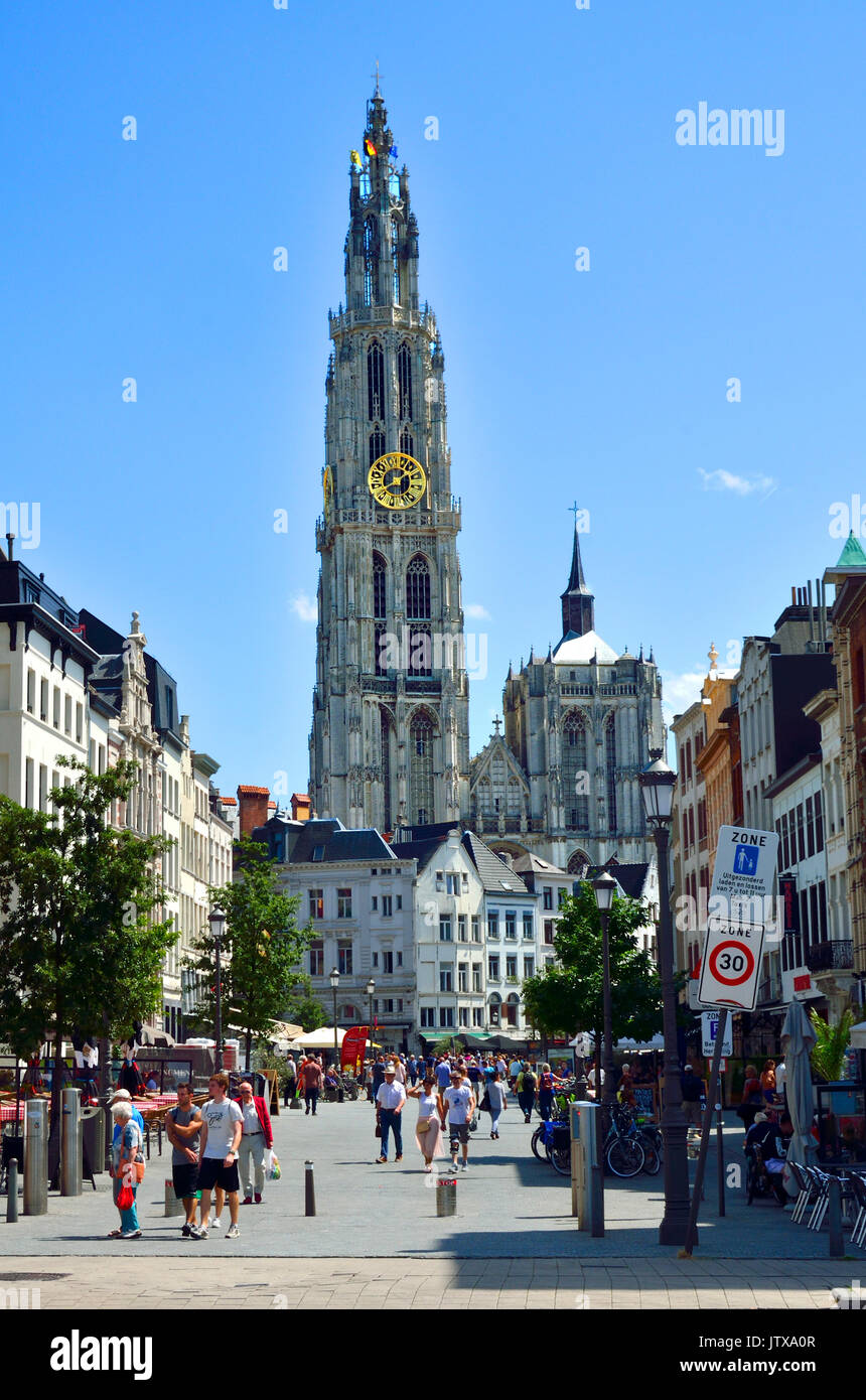 Antwerpen, Belgien. Die Kathedrale von spire und Suikerrui (Straße) von Steenplein gesehen Stockfoto