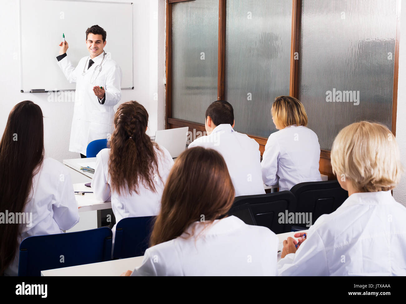 Gruppe positiver Profis in weiße Uniform an Fortbildungen Stockfoto