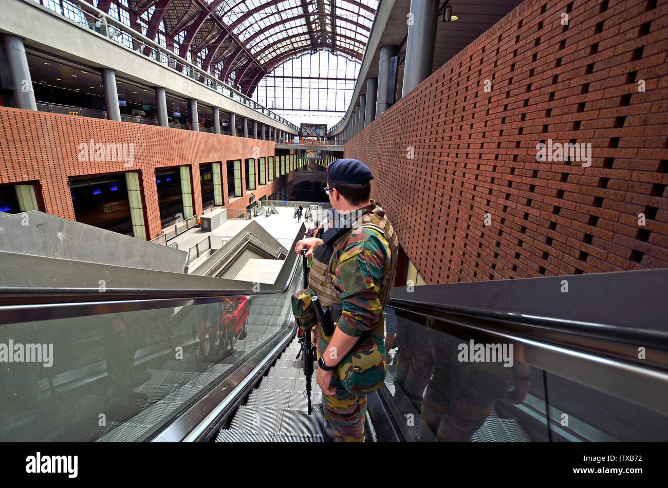 Antwerpen / Antwerpen, Belgien. Hauptbahnhof Antwerpen/Bahnhof Antwerpen-Centraal. Bewaffnete Soldaten auf einer Rolltreppe Stockfoto