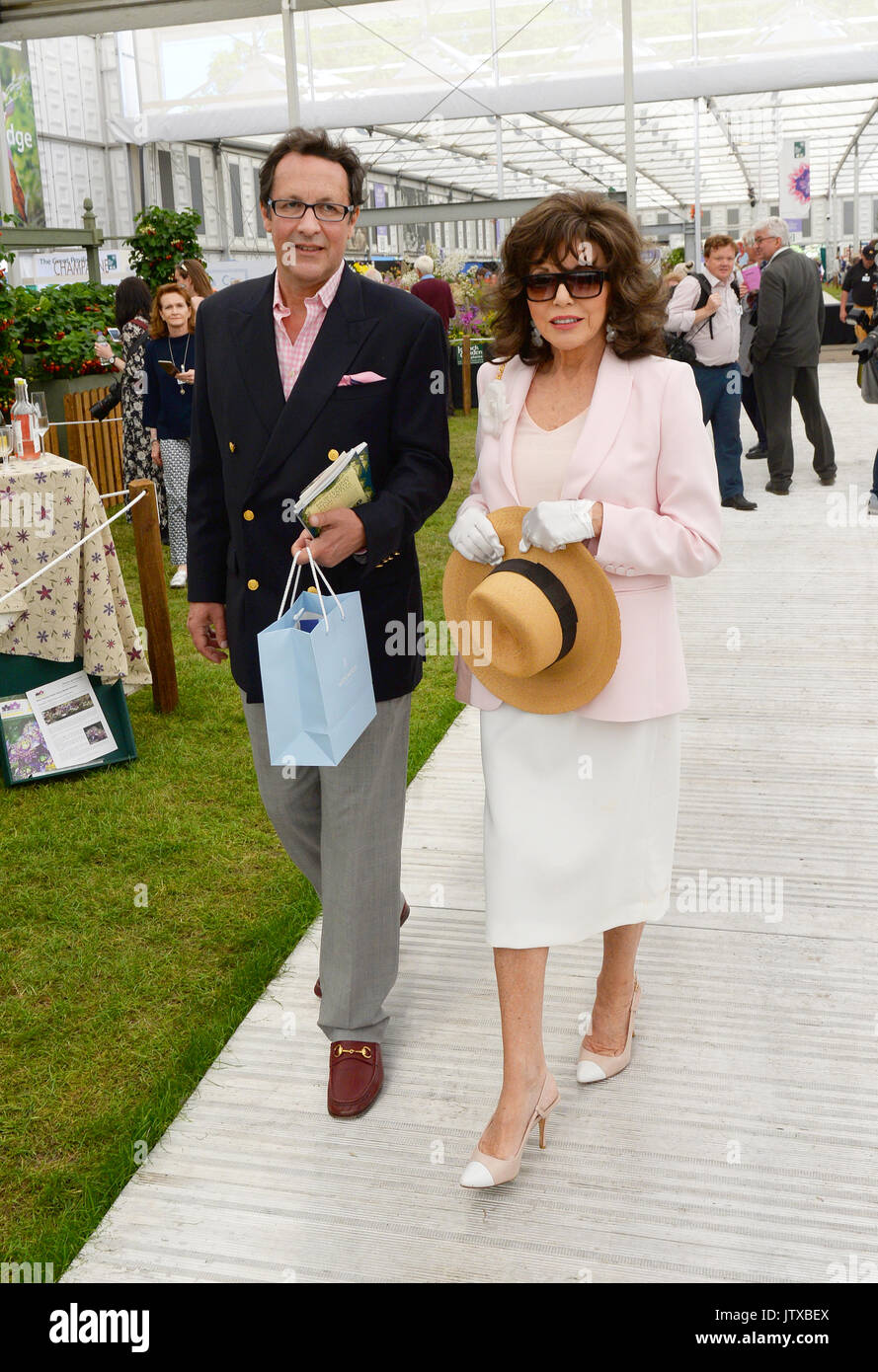 Schauspielerin Joan Collins und ihr Ehemann Percy Gibson besuchen Sie die Royal Horticultural Gesellschaften der Chelsea Flower Show in London. Stockfoto