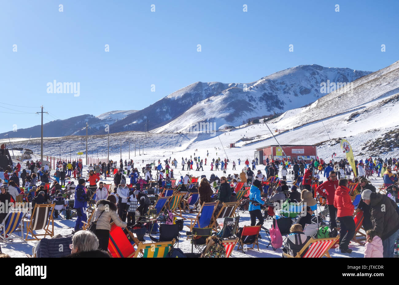 Lounge im Freien im Winter Sports Resort Stockfoto