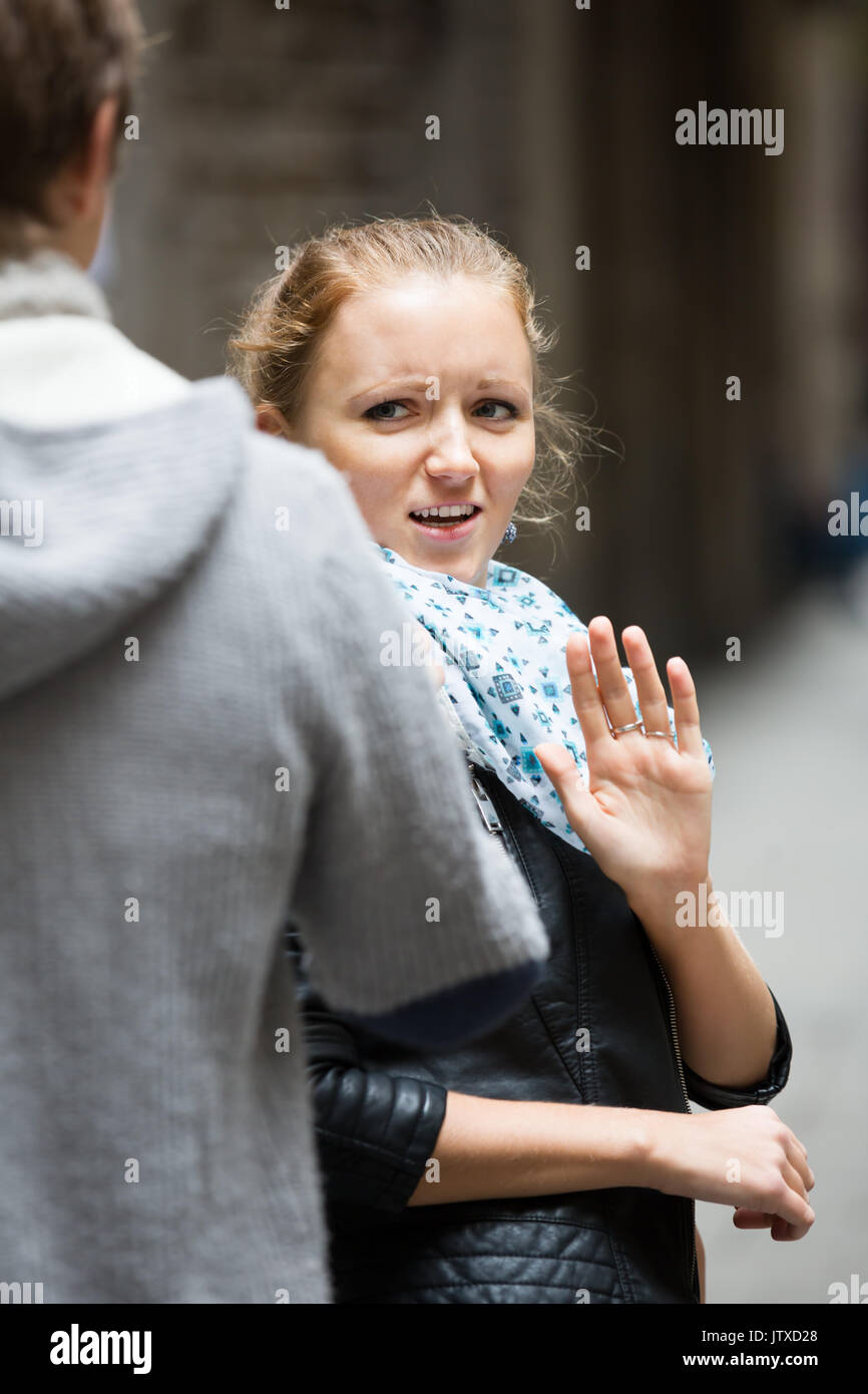 Junges Paar auf Stadt Straße im Herbst Tag Streit Stockfoto