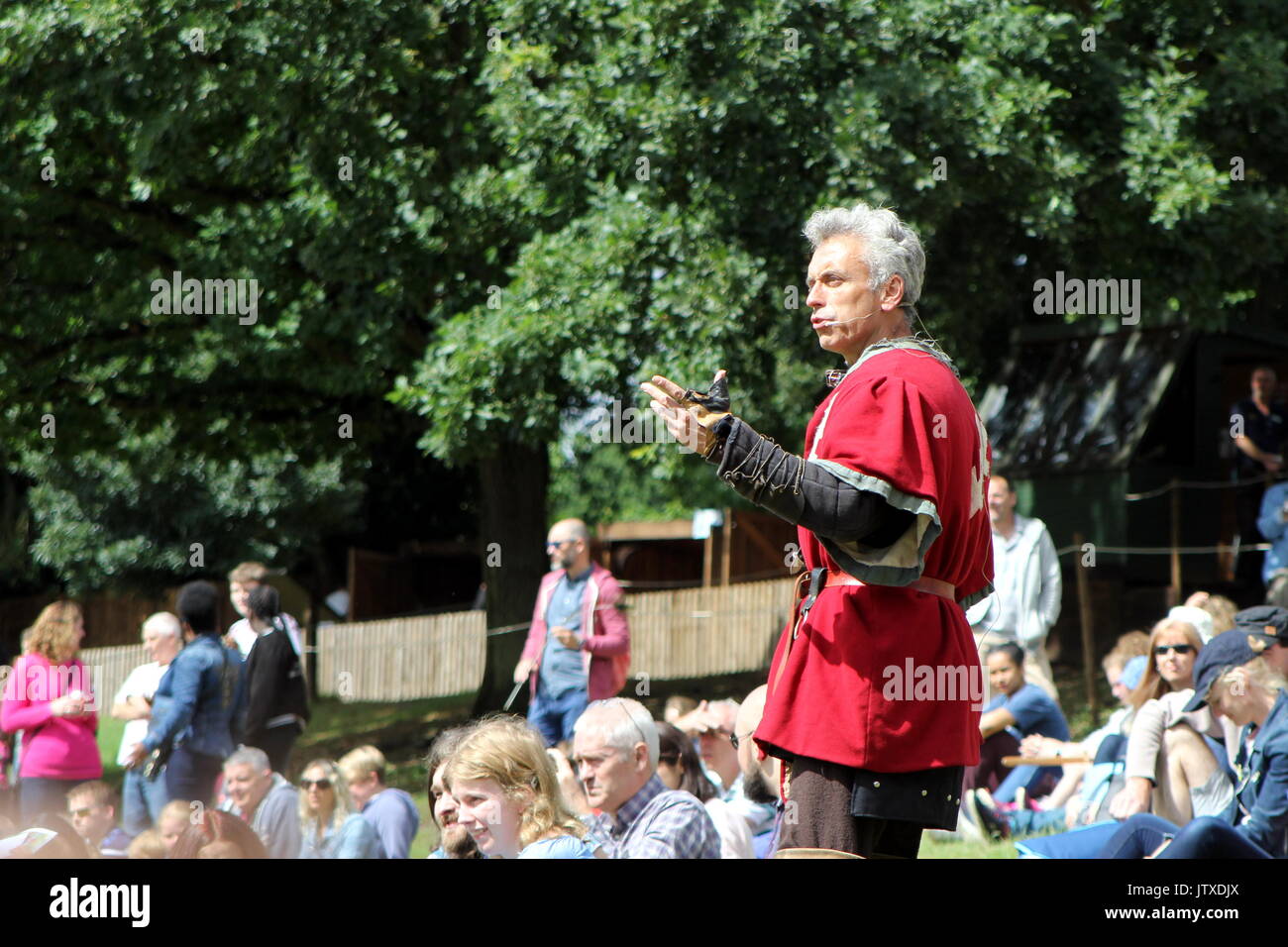 Mittelalterliche re-Enactor in traditionellen Tudor Kleidung Adressen Besucher zu Warwick Castle Stockfoto
