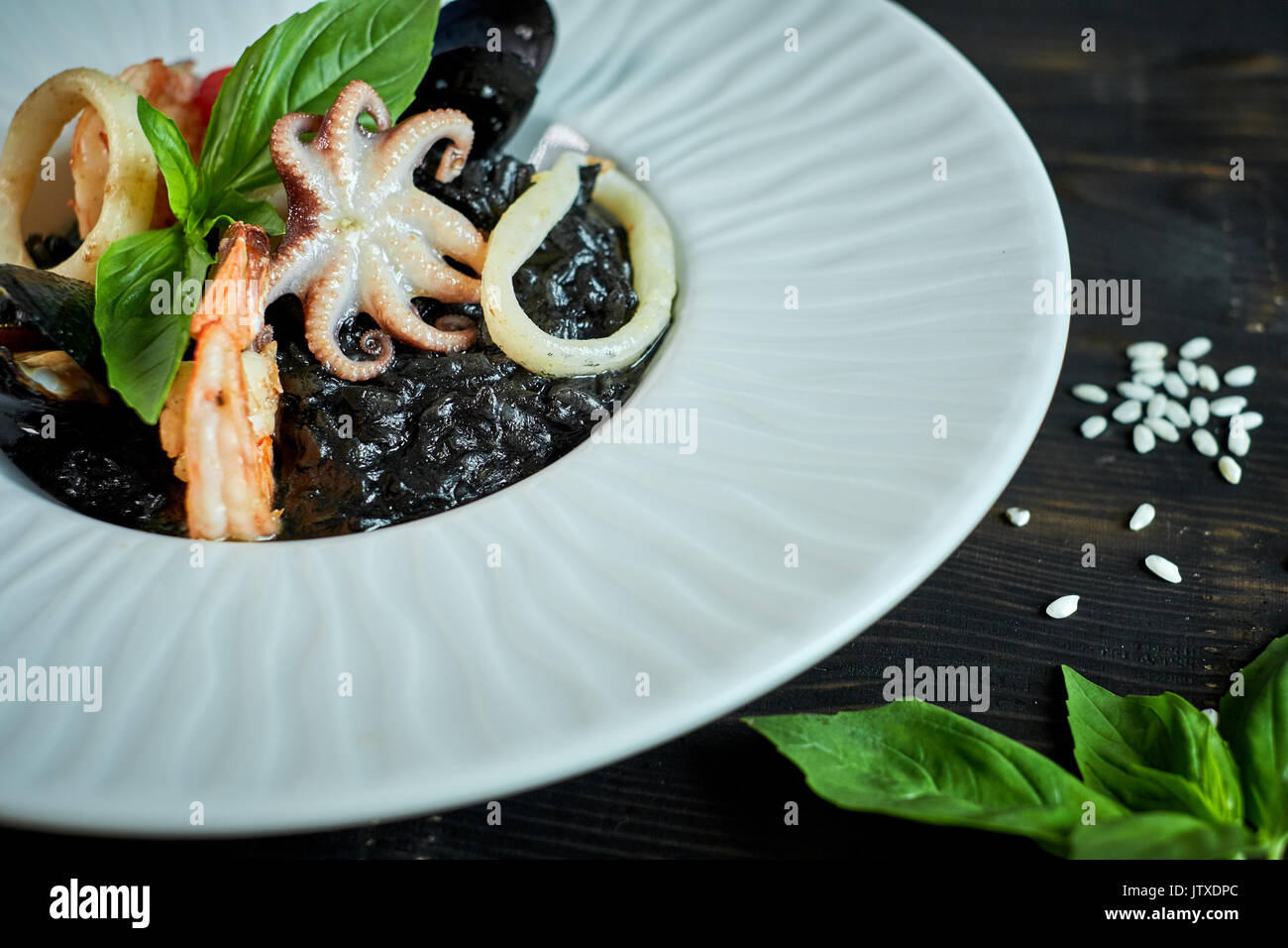 Schüssel Risotto mit Tintenfisch auf grau Platte jpg Stockfoto