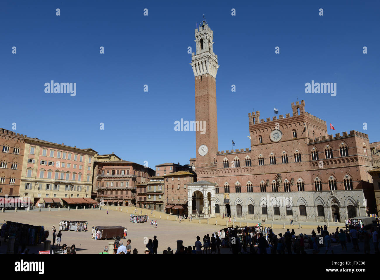 Siena, Italien - 6. Juli 2017: Menschen zu Fuß auf Il Campo Platz in Siena, Italien Stockfoto