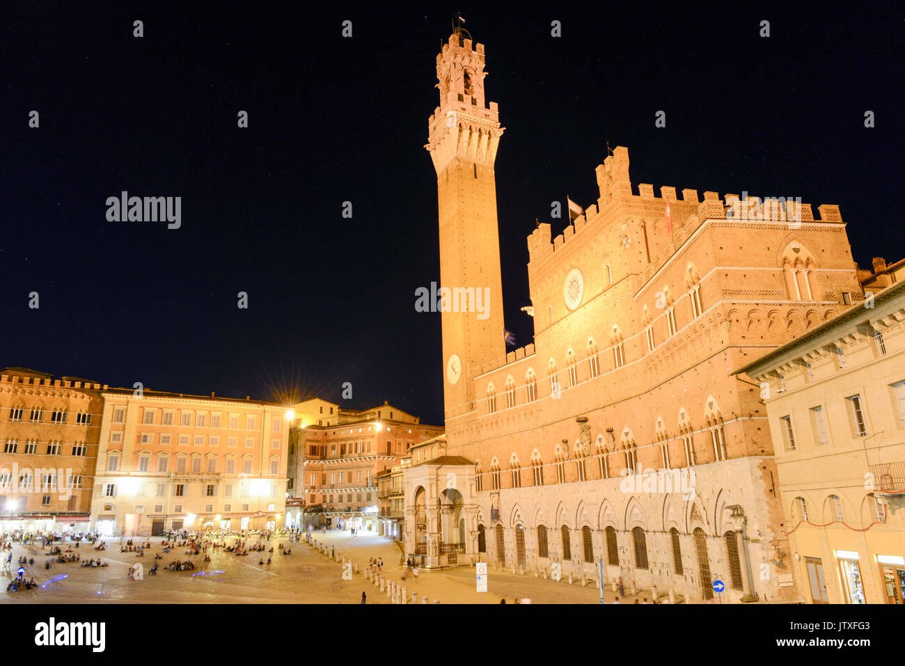 Siena, Italien - 6. Juli 2017: Menschen zu Fuß auf Il Campo Platz in Siena, Italien Stockfoto