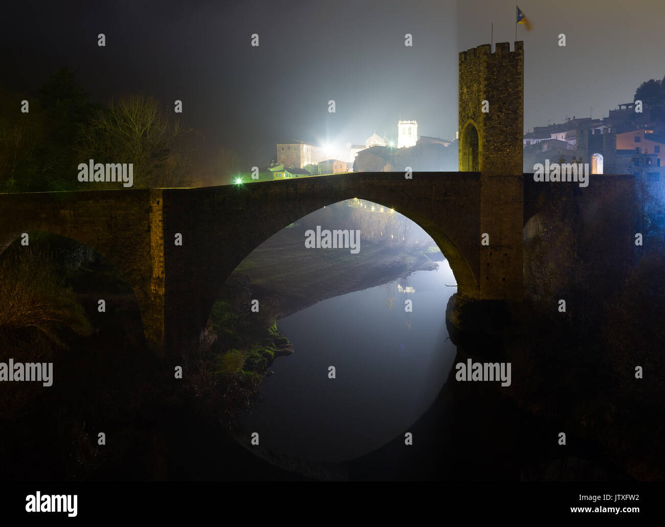 Nacht Foto von mittelalterlichen Befestigungsanlagen und der Brücke. Besalu, Katalonien Stockfoto