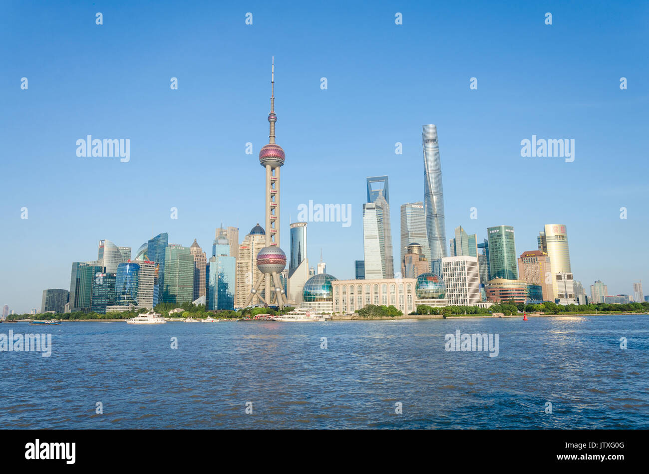 Blick über den Huangpu Fluss aus dem Bund im Finanzviertel Lujiazui in Shanghai, China. Stockfoto