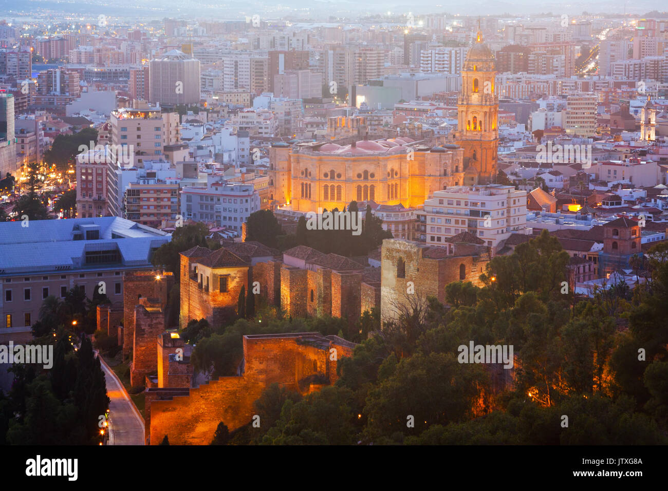 Alte Wohnviertel in Malaga mit Kathedrale in der Nacht. Spanien Stockfoto