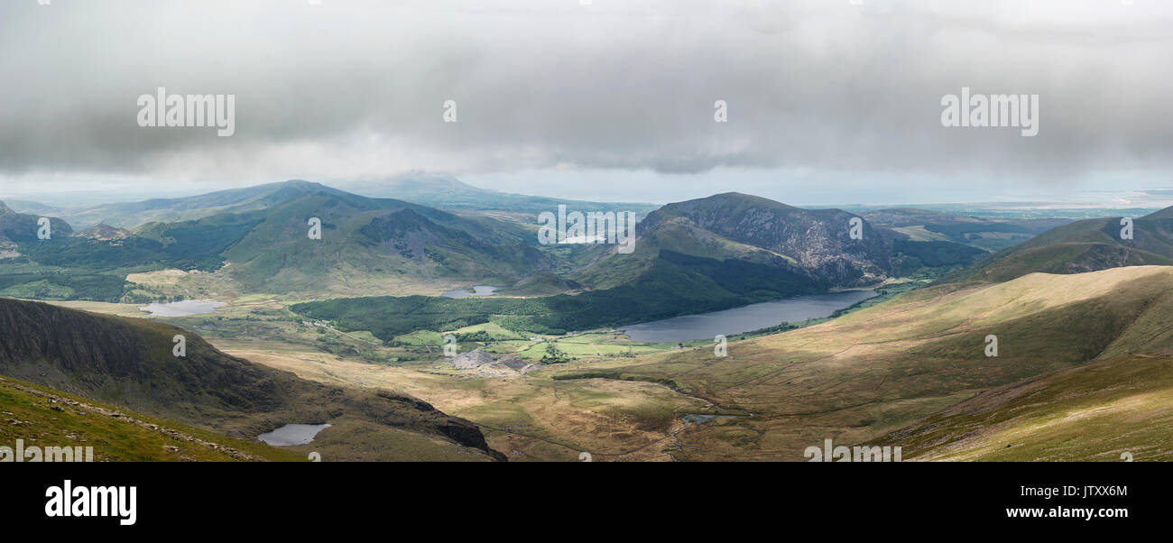 Panoramablick auf die Landschaft von Llyn Cwellyn und Moel Cynghorion in Snowdonia eingehüllt in Nebel und niedrigen Cloud Stockfoto