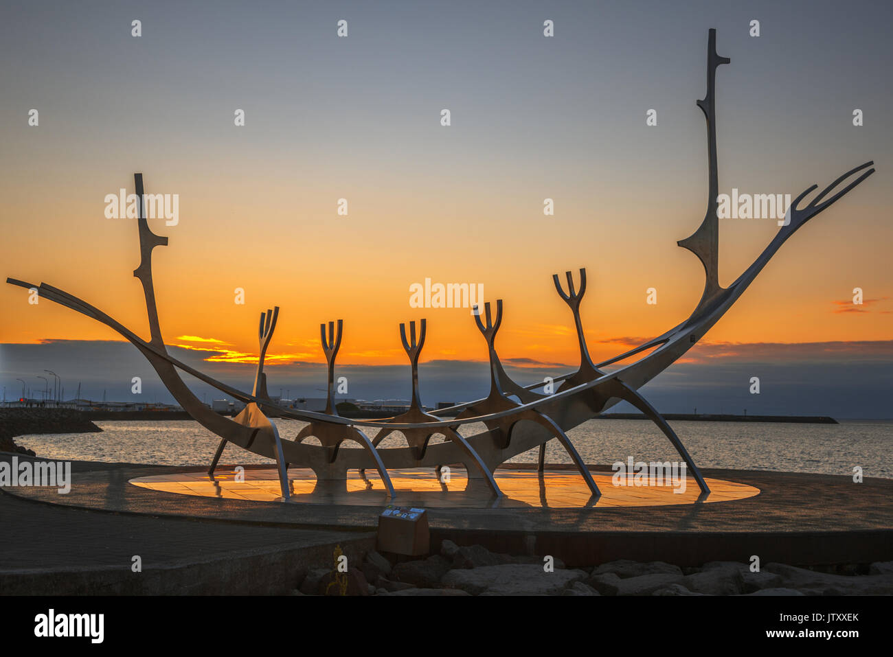 Sun Voyager Skulptur in Reykjavik, Island bei Sonnenuntergang Stockfoto