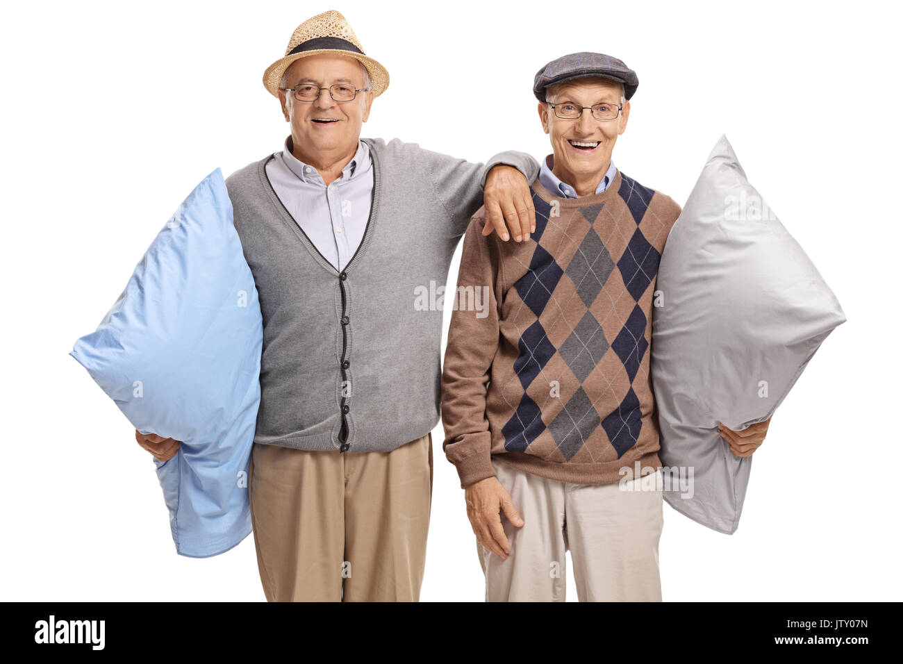 Zwei ältere Männer mit Kissen in die Kamera schaut und lächelnd auf weißem Hintergrund Stockfoto