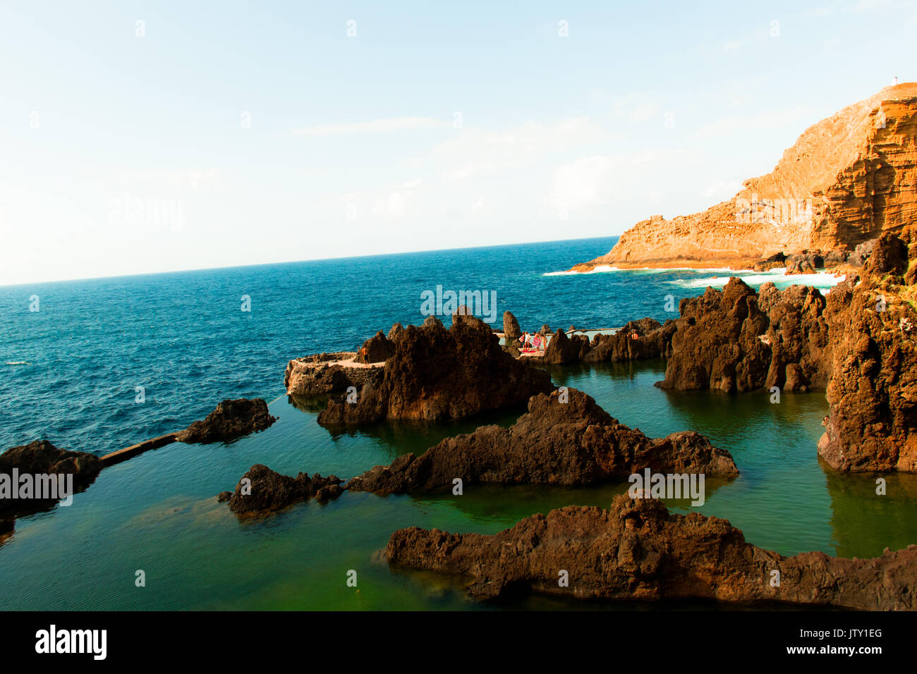 Natürliche Schwimmbäder in Porto Moniz auf Madeira. Stockfoto