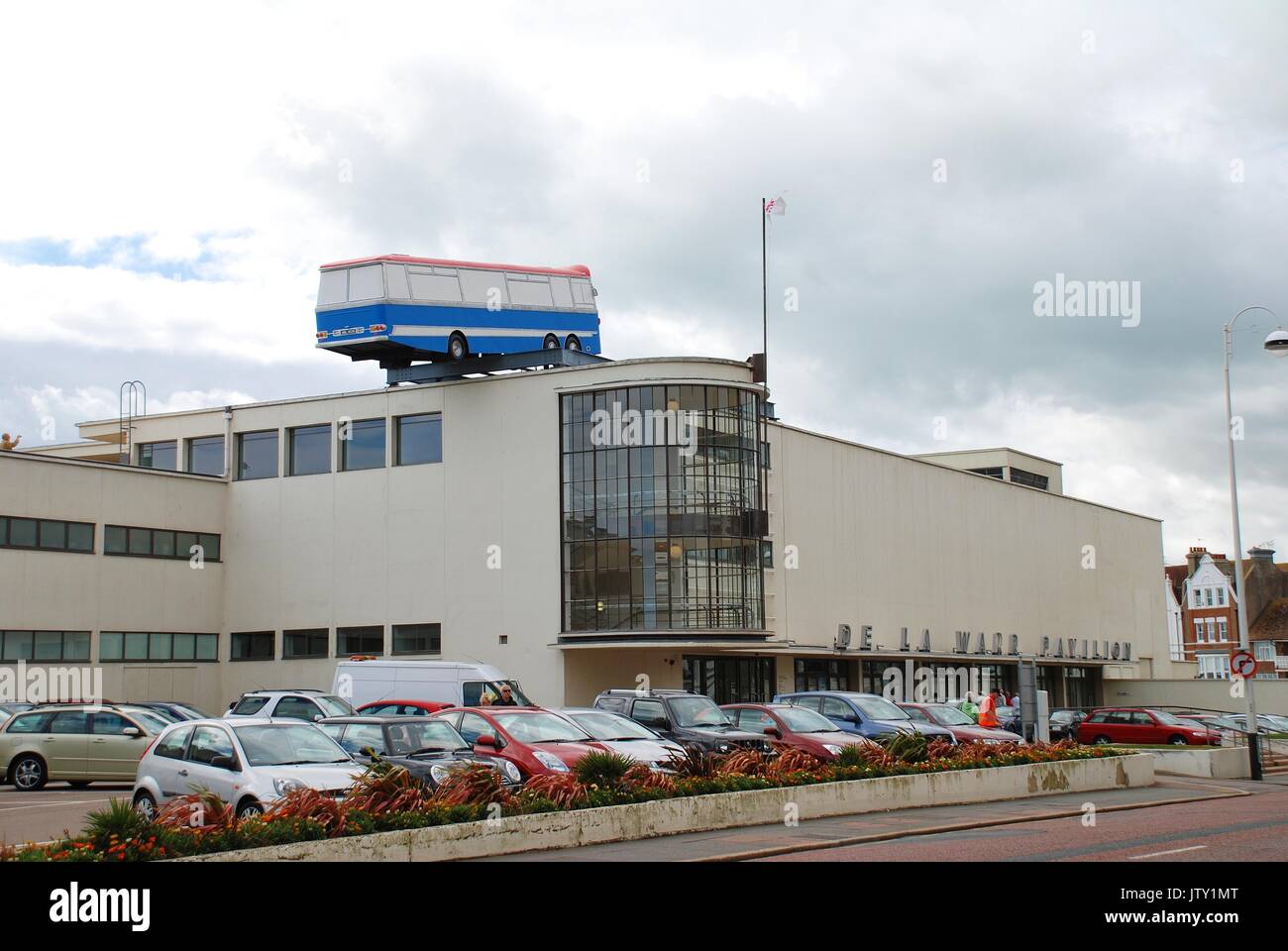 Eine Kunst, die Installation einer Replica Coach durch den Künstler Richard Wilson auf der Oberseite des De La Warr Pavilion in Bexhill-on-Sea, England am 12. September 2012. Stockfoto