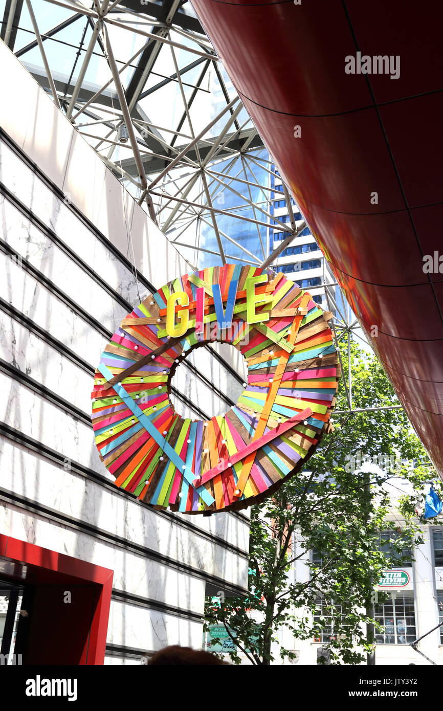 Weihnachts- und Urlaubsgeld Kranz von bunten Holzbrett in der Nähe von QV Gebäude Victoria Melbourne Australien Stockfoto