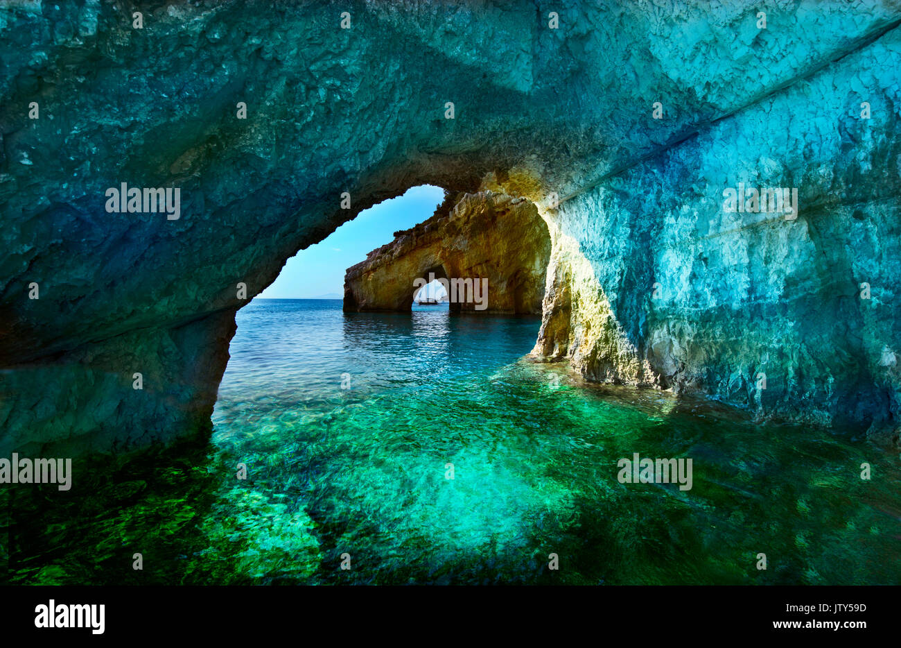 Griechenland, die Insel Zakynthos. Eine der schönsten blauen Höhlen in der Welt. Das Ionische Meer. Blauen Grotten der Insel Zakynthos Stockfoto