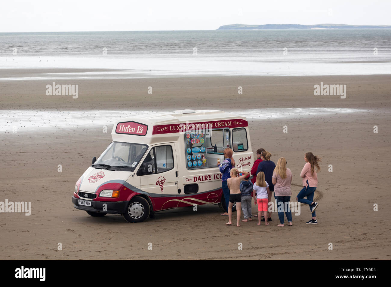 Ice Cream van auf leeren Strand auf Pendine Sands, Carmarthenshire, Wales Stockfoto