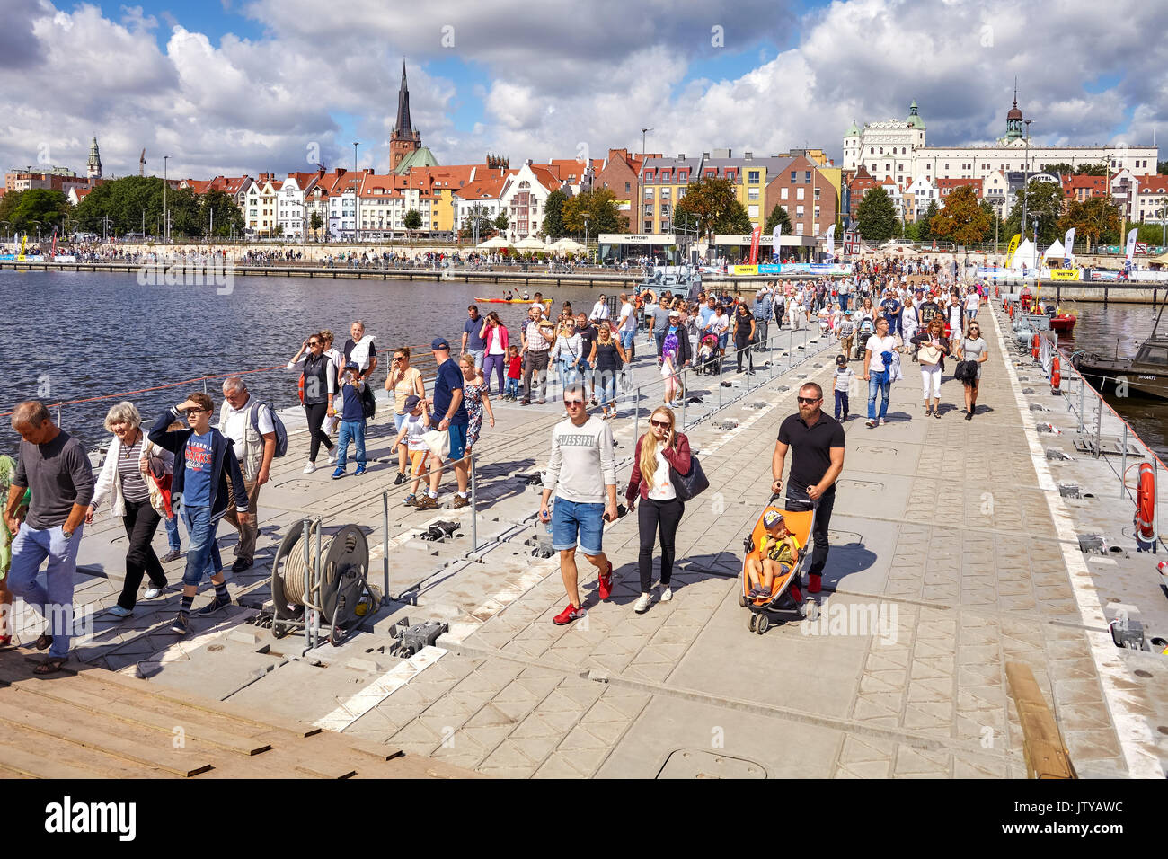 Stettin, Polen - August 06, 2017: Besucher Kreuz oder mit militärischen schwimmende Brücke während der Endrunde der Tall Ships Races 2017. Stockfoto