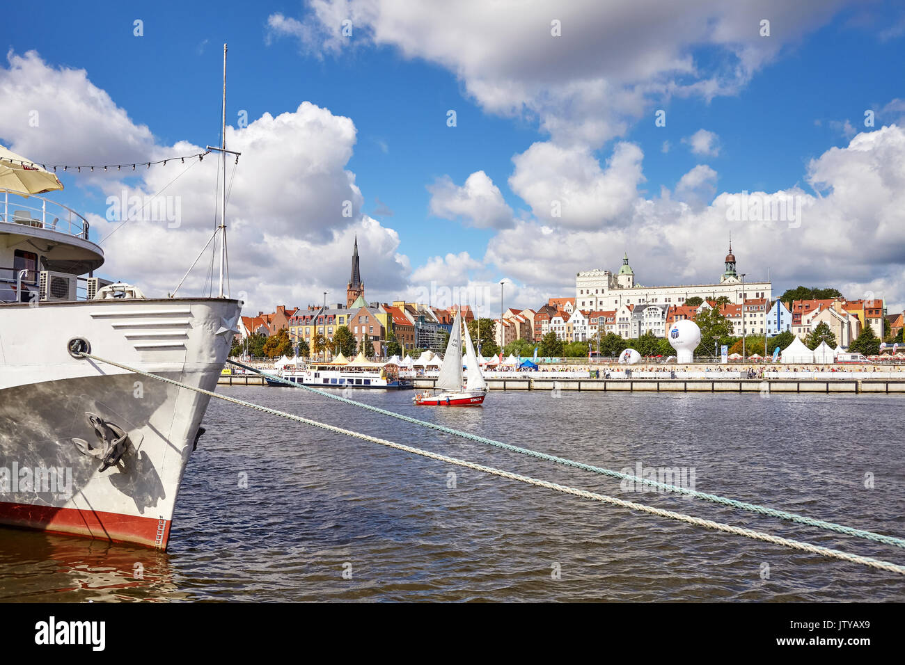 Stettin, Polen - August 06, 2017: Schiffe auf der Oder während der Endrunde der Tall Ships Races 2017. Stockfoto
