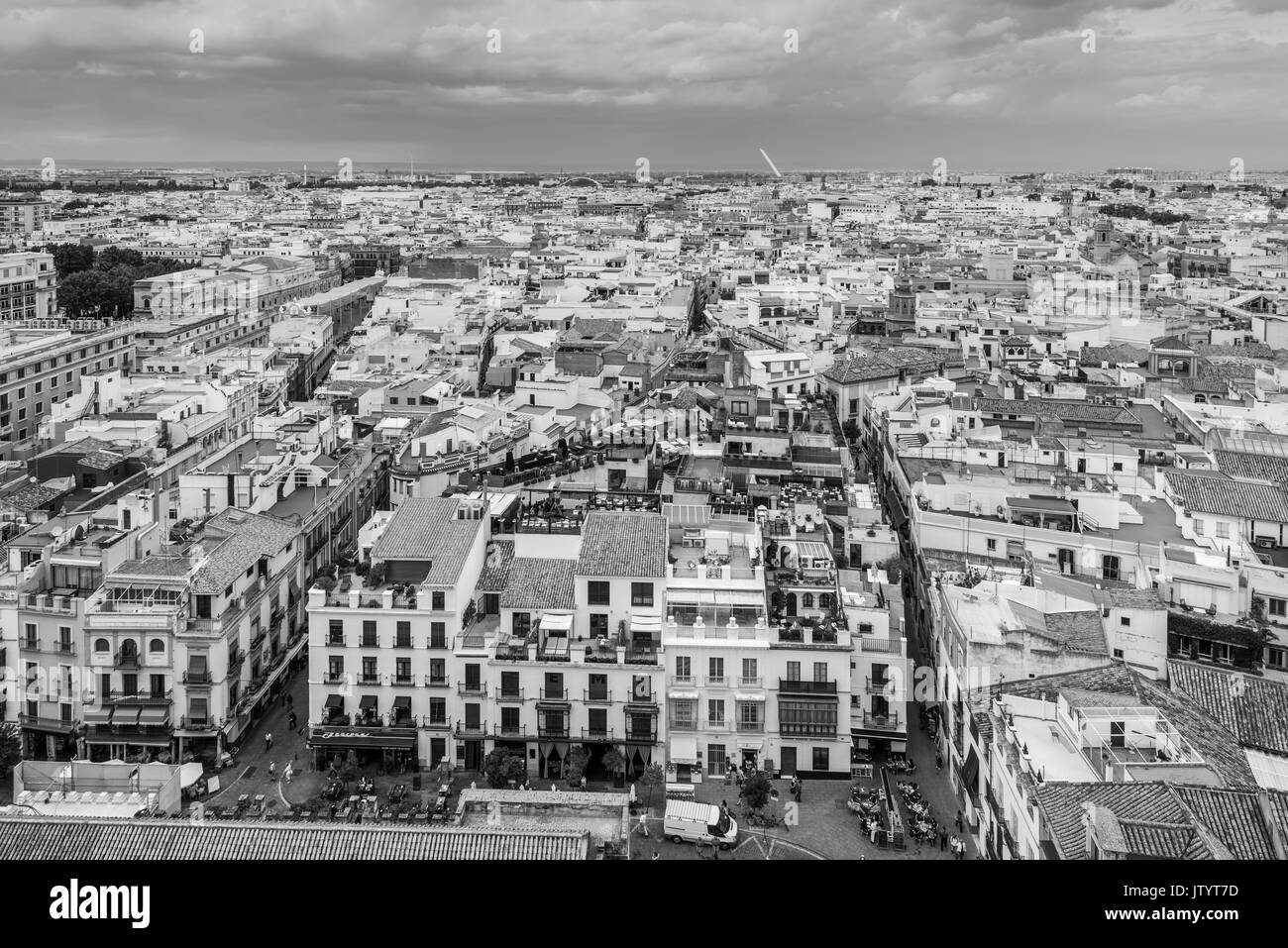 Sevilla, Spanien - 20. Mai 2014: Luftaufnahme von Sevilla, Spanien, aus dem Giralda Turm bei bewölktem Himmel. Die Schwarz-Weiß-Fotografie. Stockfoto