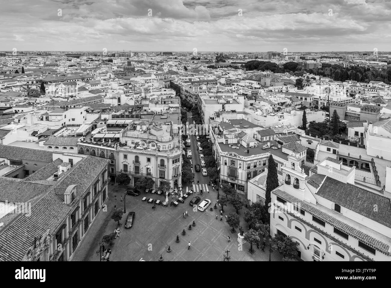 Sevilla, Spanien - 20. Mai 2014: Luftaufnahme von Sevilla, Spanien, aus dem Giralda Turm bei bewölktem Himmel. Die Schwarz-Weiß-Fotografie. Stockfoto