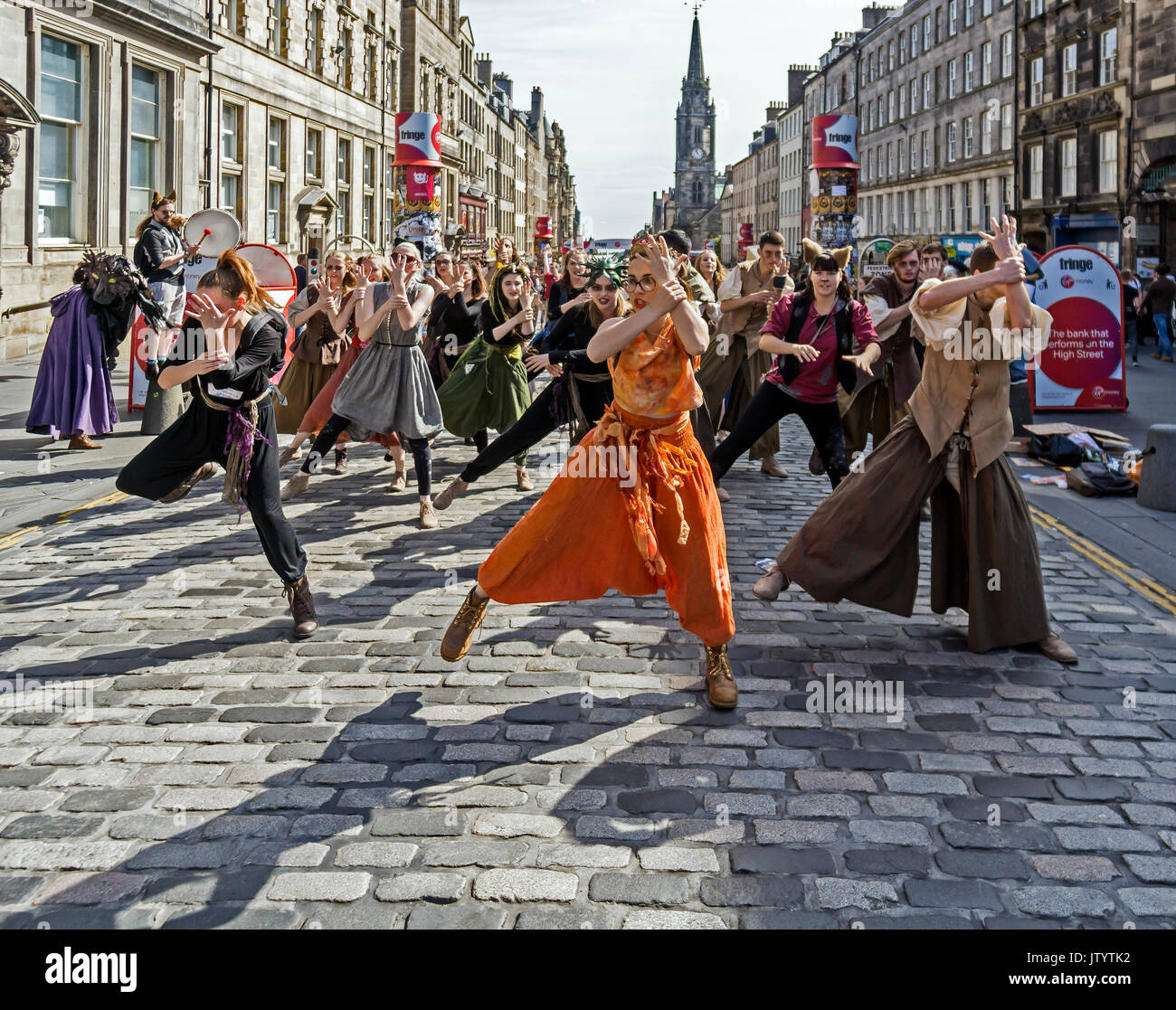 Hurly Burly Gruppe ihre Show Tod von Shakespeare am Edinburgh Festival Fringe 2017 Förderung in der High Street von Royal Mile, Edinburgh Schottland Großbritannien Stockfoto