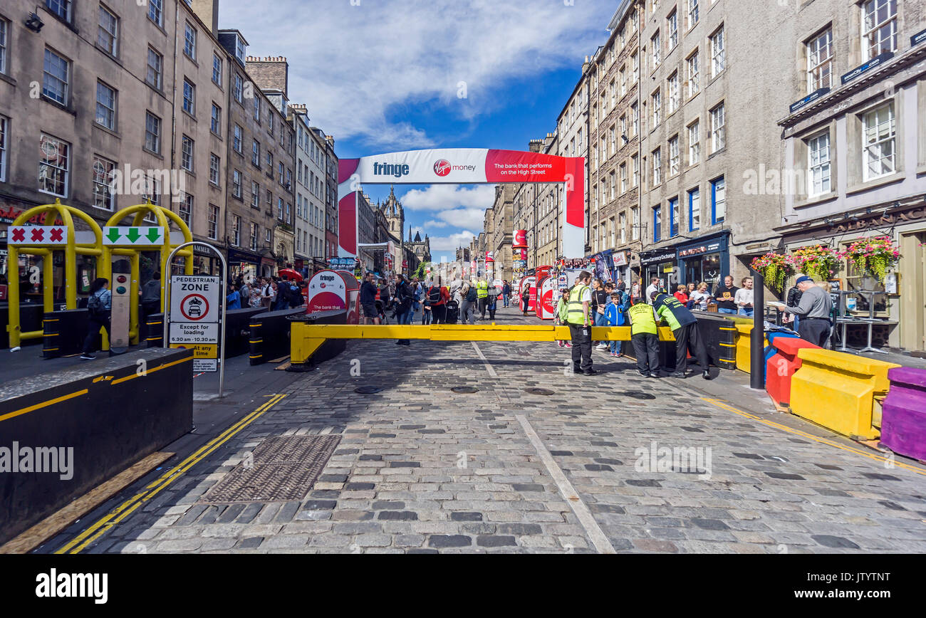 Das east end Eingang zum Edinburgh Festival Fringe 2017 in der High Street auf der Royal Mile in Edinburgh Schottland Großbritannien mit Anti Terror Schutz Stockfoto