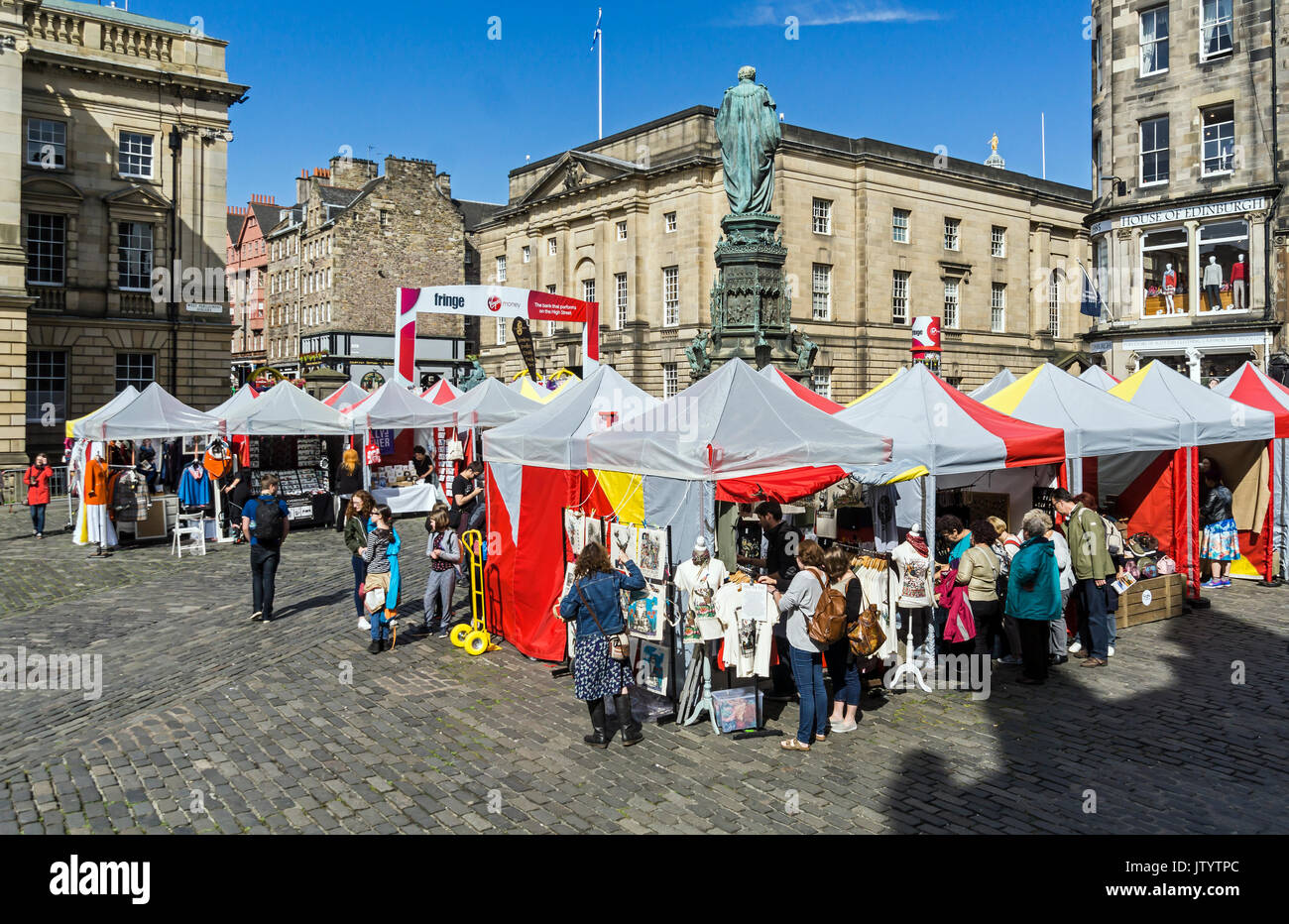 Stände in West Parliament Square Edinburgh Festival Fringe 2017 in der High Street auf der Royal Mile in Edinburgh Schottland Großbritannien Stockfoto
