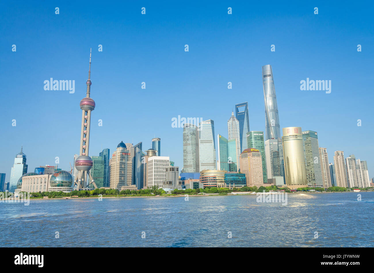 Blick über den Huangpu Fluss aus dem Bund im Finanzviertel Lujiazui in Shanghai, China. Stockfoto