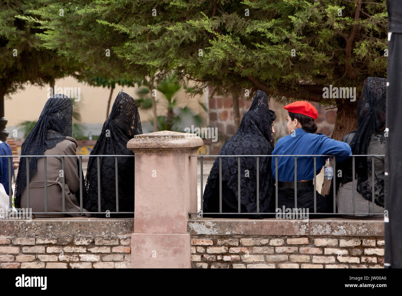 Gruppe von Schauspielern und Statisten während der Dreharbeiten des Films Der Mule, Andujar, Andalusien, Spanien Stockfoto