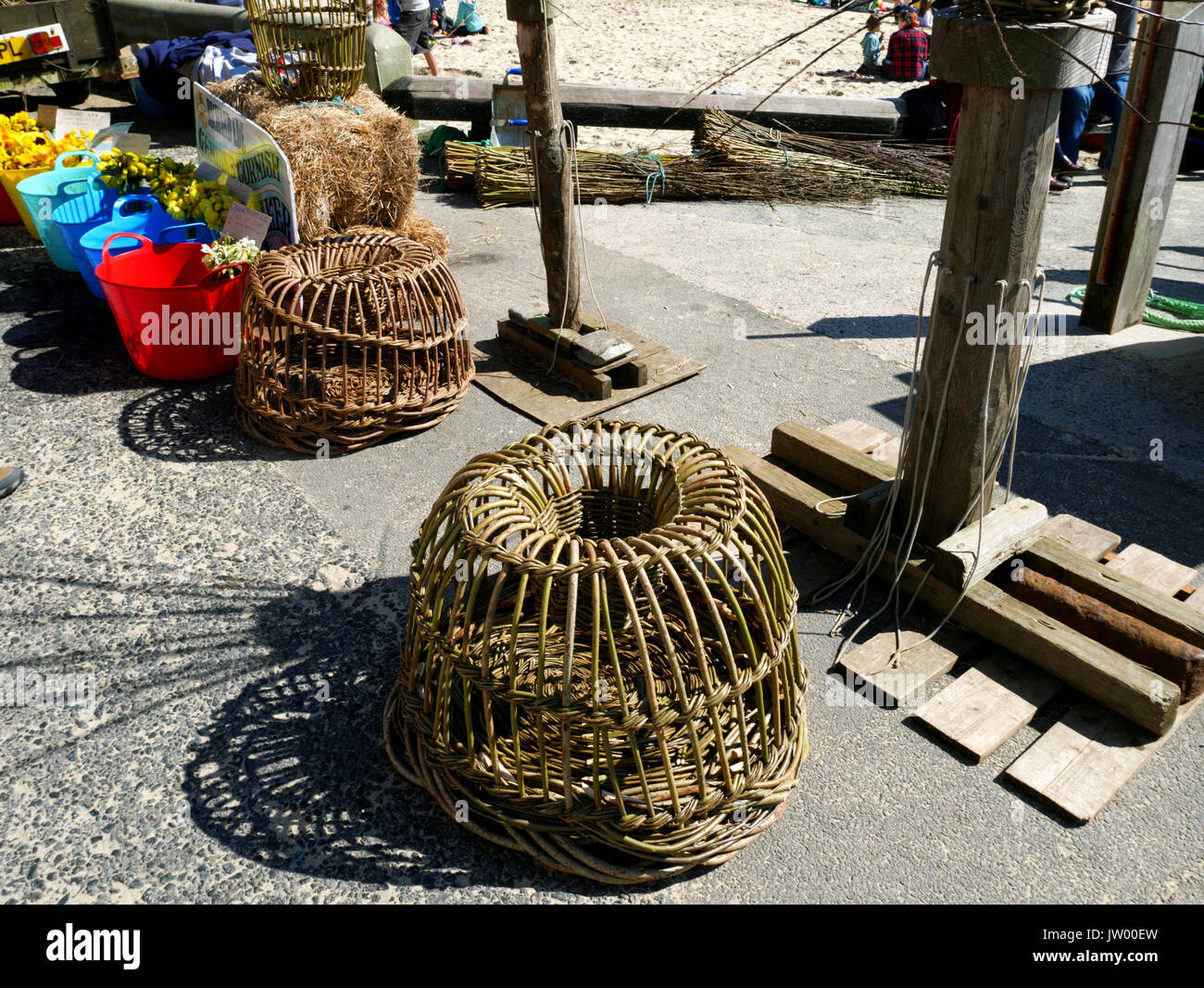 Traditionelle suedalgerien crab Töpfe am Kai in St Ives, Cornwall. Stockfoto