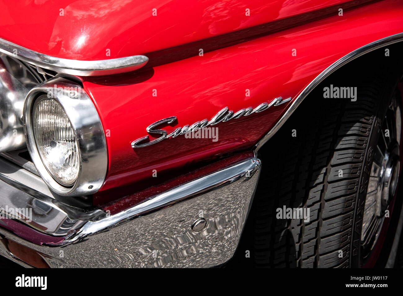 Oldtimer Festival "Golden Oldies", Detail eines Ford Sunliner mit Logo. Stockfoto