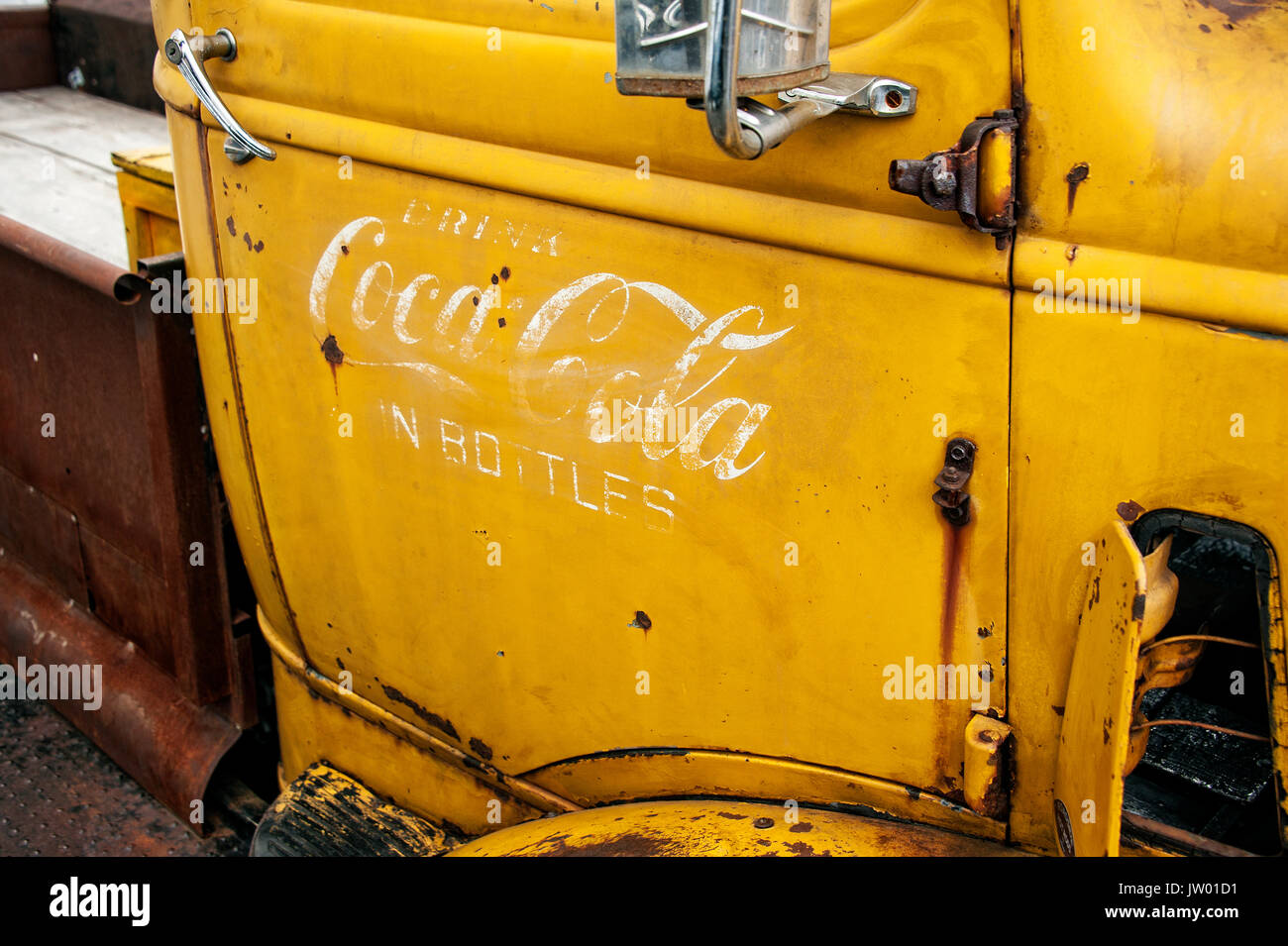 Oldtimer Festival "Golden Oldies", Detail von einem Chevrolet Hot Rod mit verrosteten Coca Cola Logo. Stockfoto