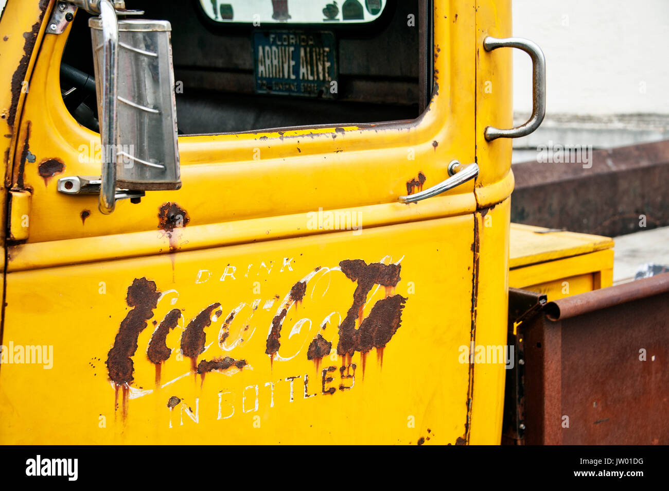 Oldtimer Festival "Golden Oldies", Detail von einem Chevrolet Hot Rod mit verrosteten Coca Cola Logo. Stockfoto