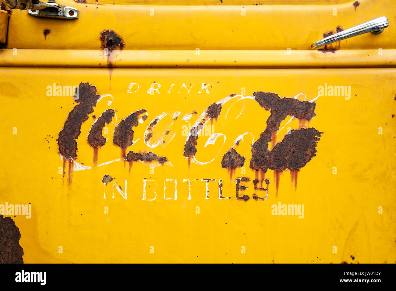 Oldtimer Festival "Golden Oldies", Detail von einem Chevrolet Hot Rod mit verrosteten Coca Cola Logo. Stockfoto