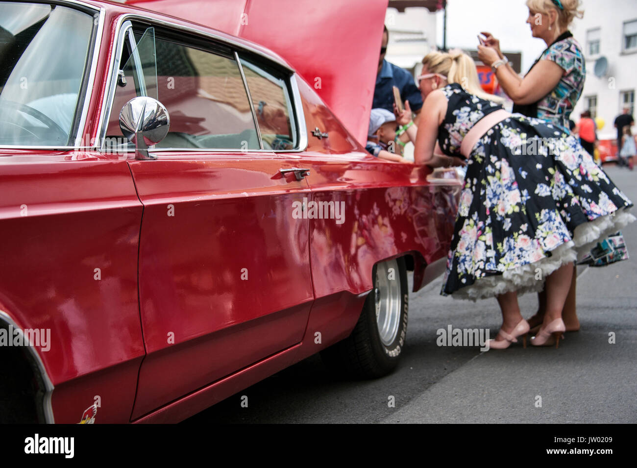 Oldtimer Festival "Golden Oldies", Frauen in Petticoats auf einem trunklid. Stockfoto