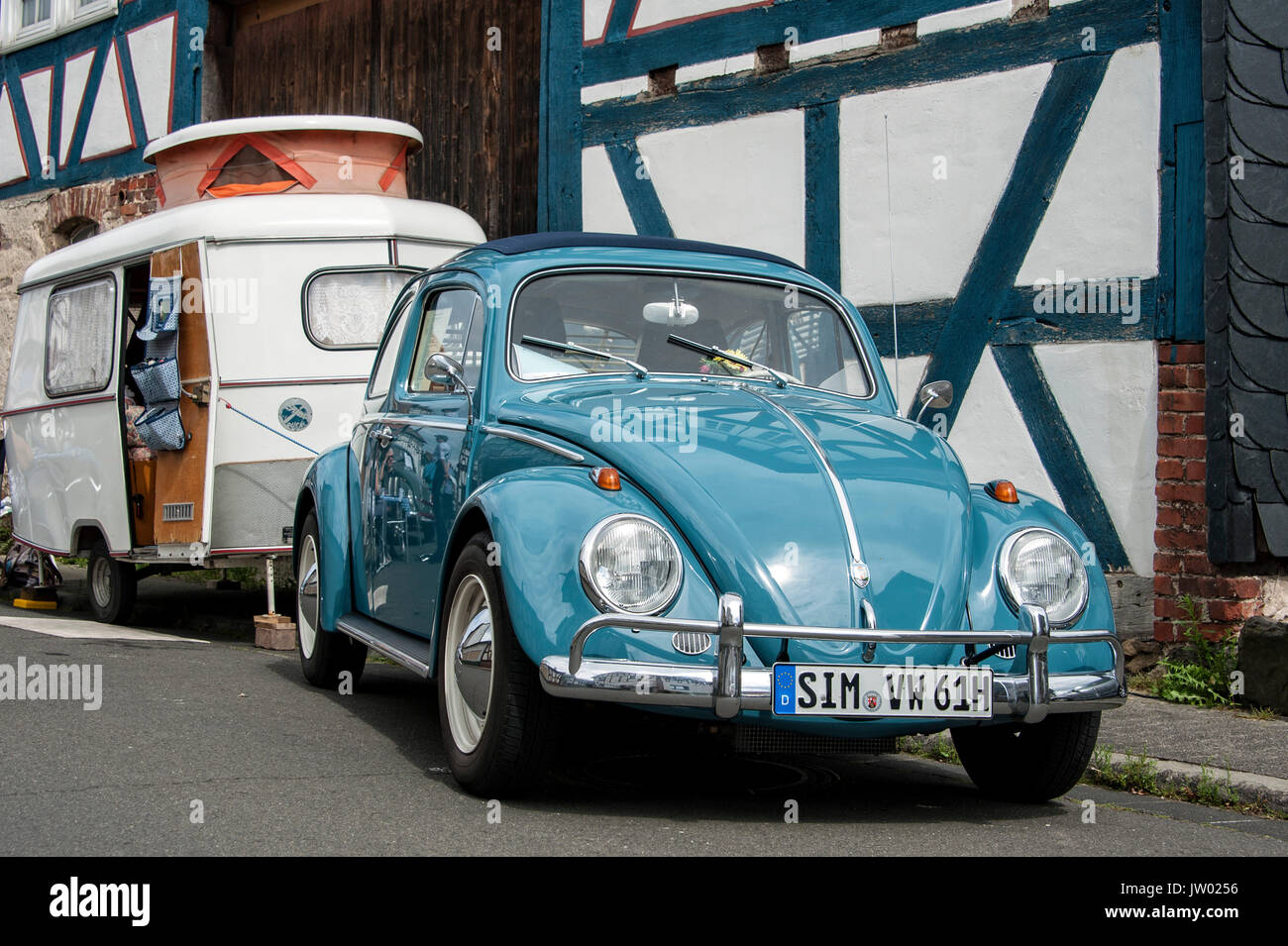 Oldtimer Festival 'Golden Oldies', blauer VW Käfer mit Wohnwagen vor  Fachwerkhaus Stockfotografie - Alamy