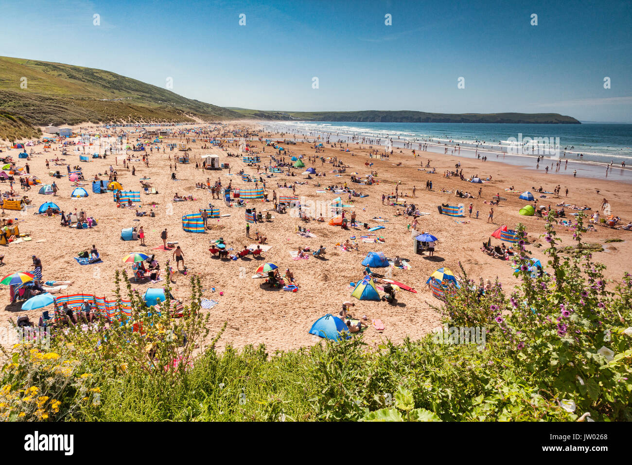 17. Juni 2017: Woolacombe, North Devon, England, UK - der belebten Strand an einem der heißesten Tage des Jahres. Stockfoto