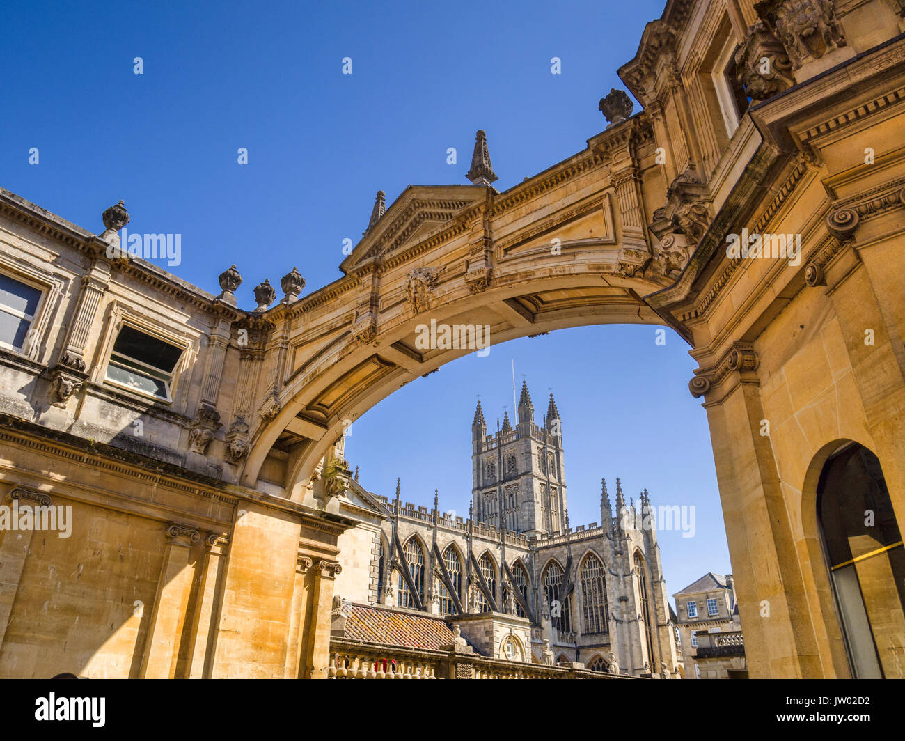 Badewanne, Somerset, England, UK-Bath Abbey durch die York Street Bogen gesehen. Stockfoto